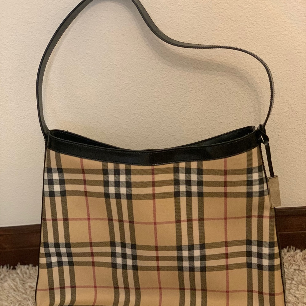 Burberry shoulder bag.
